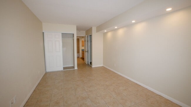 Foto del edificio - Coastal Charm in Ocean Beach – Loma Pacific Condo - Large Ground Level One Bedroom