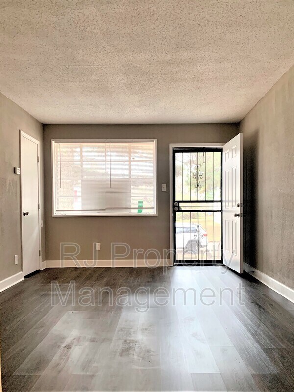 Building Photo - 3070 Waynoka Ave