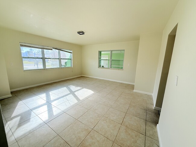 Foto del edificio - 7000 Hibiscus Ave S