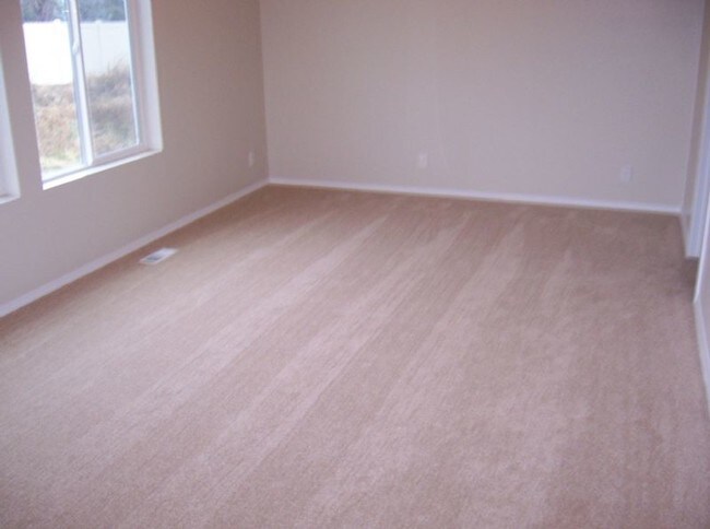 Building Photo - Large 3 Bed 2.5 Bath W/Large Bonus room