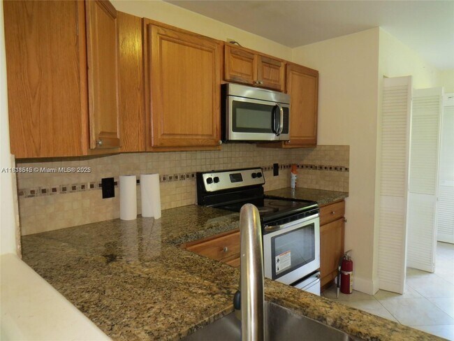 Foto del edificio - 216 Lakeside Cir