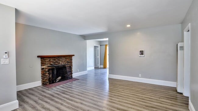 Building Photo - Fully REMODELED 3bed 2bath SFR. Great loca...