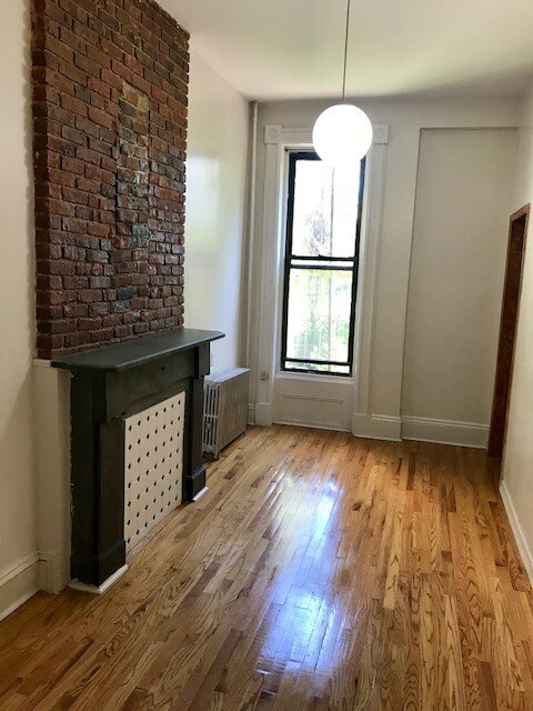 Primary Photo - 62 Bainbridge St