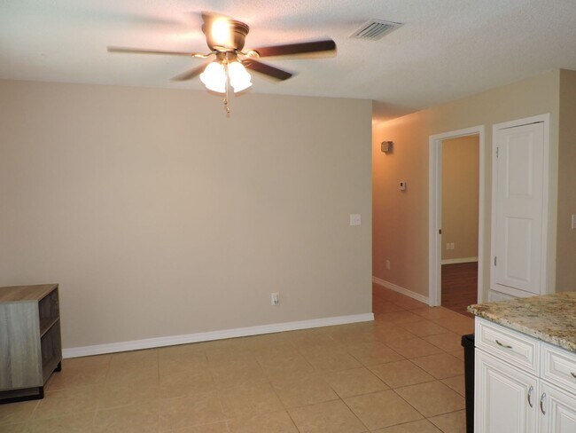 Building Photo - Convenient to Navy Federal complex & inter...