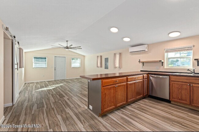 Foto del edificio - 1460 Guava Ave