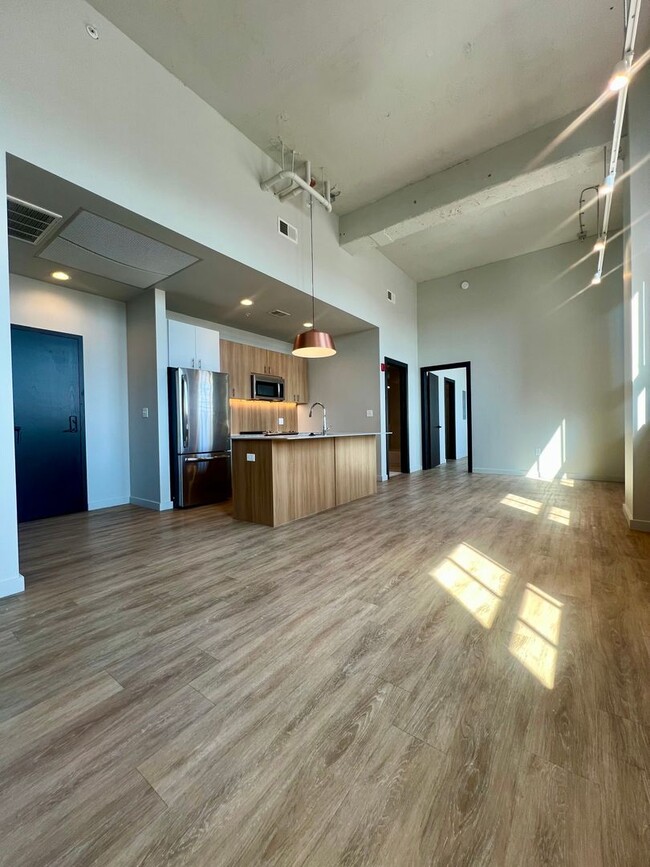 Interior Photo - Malone