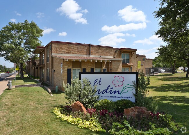 Foto del edificio - El Jardin Apartments