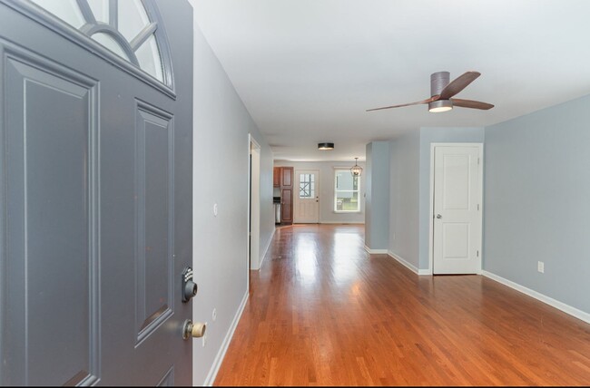 Building Photo - East Nashvile Cottage!