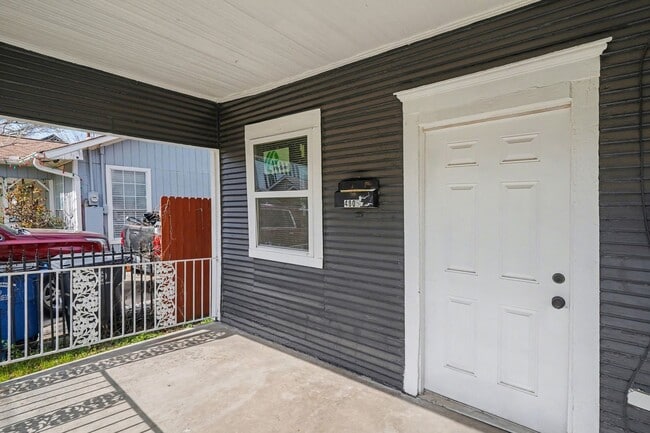 Building Photo - Updated duplex offering a bright and functional layout with modern finishes throughout.