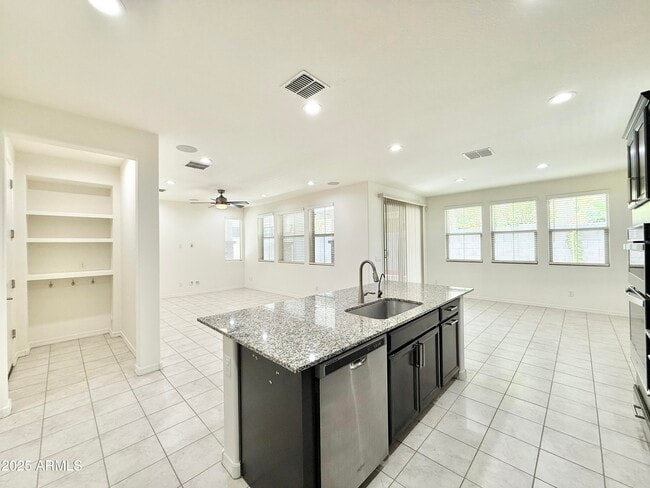 Building Photo - 735 W Derringer Way