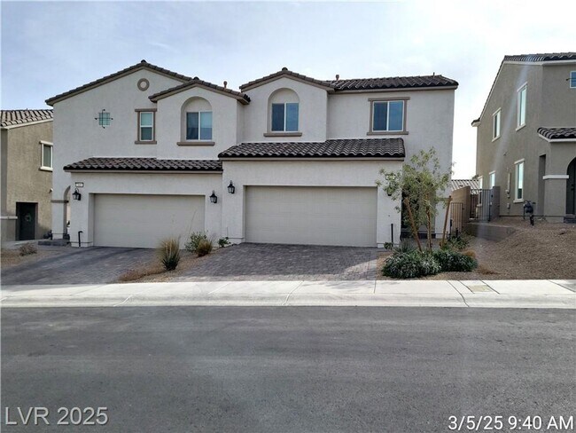 Building Photo - OUTSTANDING TOWNHOME IN GATED HENDERSON CO...