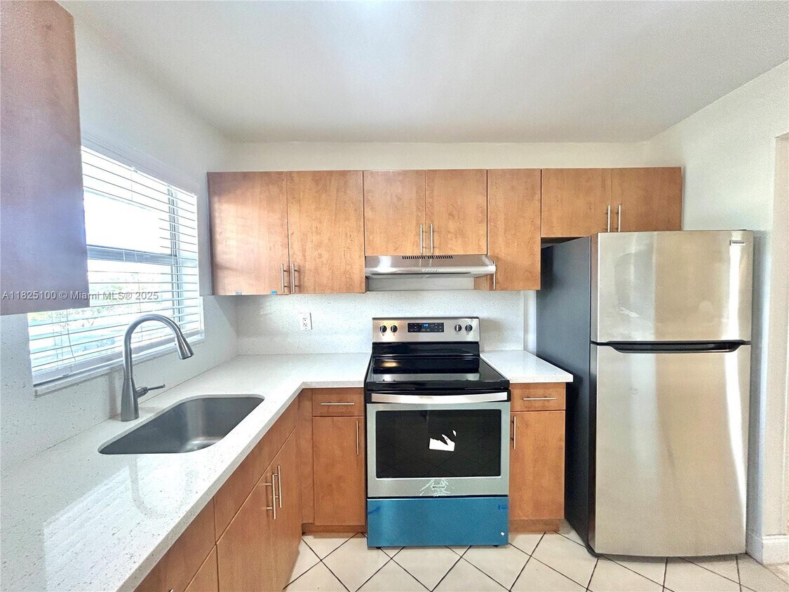 Foto principal - 8350 Sunrise Lakes Blvd