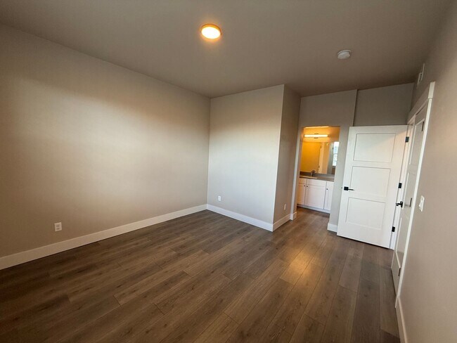 Building Photo - 3 Bed/3 Bath Modern and Luxurious Townhome in NE Bend