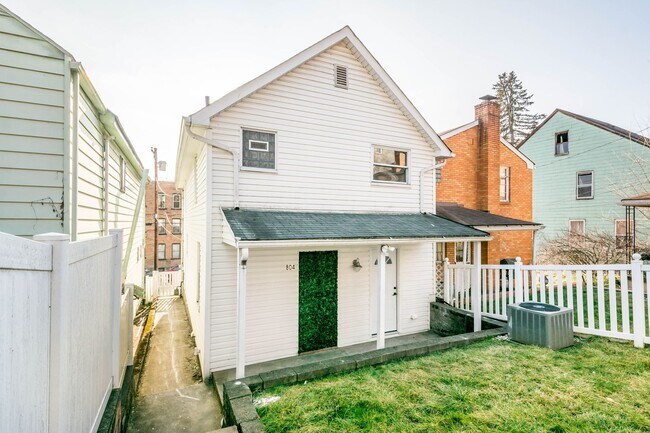 Foto del edificio - AVAILABLE SEPT 1ST!! UPDATED & SPACIOUS 3-...