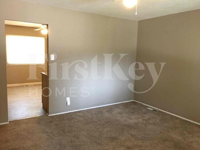 Foto del edificio - 4813 Cherry Blossom Ln