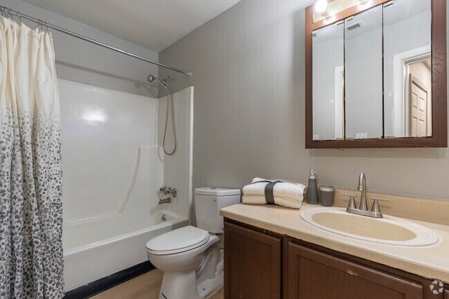 2 habitaciones, 1 baño - 850 pies cuadrados - Baño - Dartmouth Square