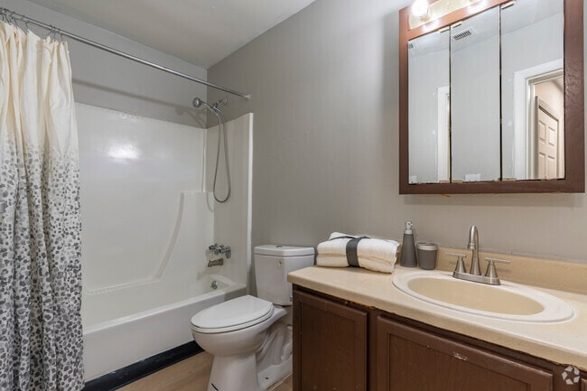 2BR, 1BA - 850SF - Bathroom - Dartmouth Square