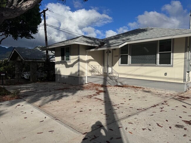 Building Photo - 6 Bed/4 Bathroom House - Split A/C through...