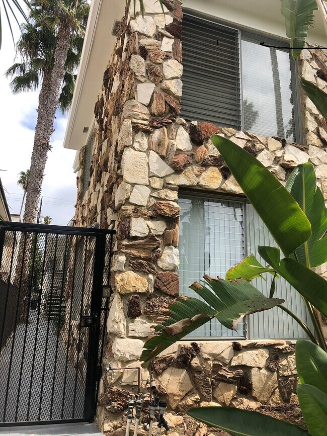 Entrance - 943 5th St