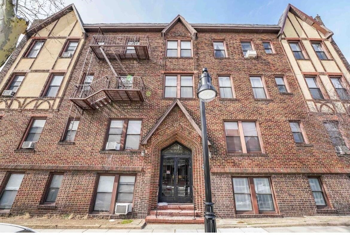 Primary Photo - 301 Palisade Ave