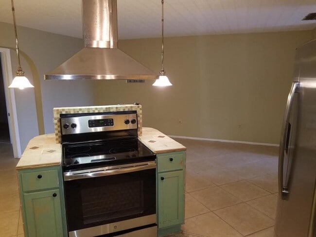 Building Photo - 5725 Fernley Dr E