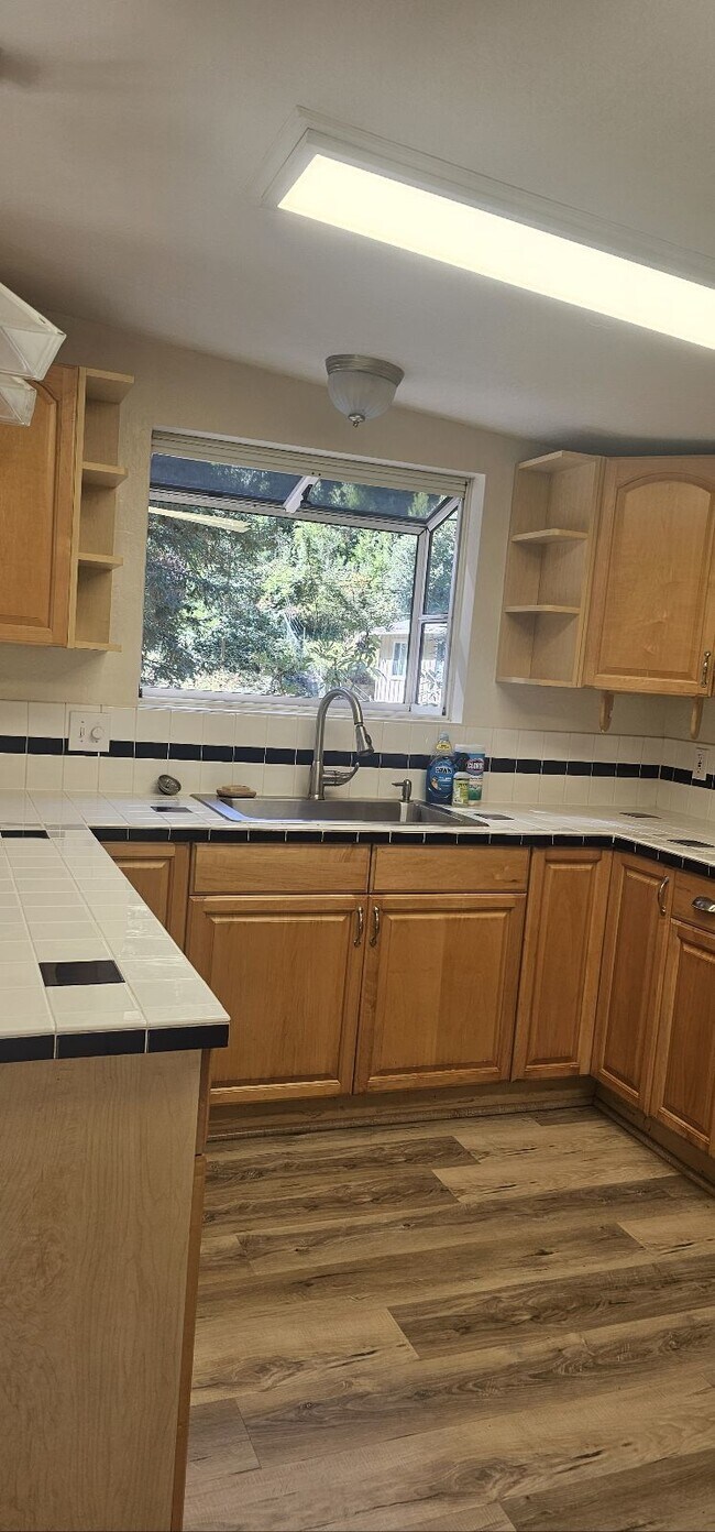 Building Photo - Charming, Single-Level Home in a Tranquil ...