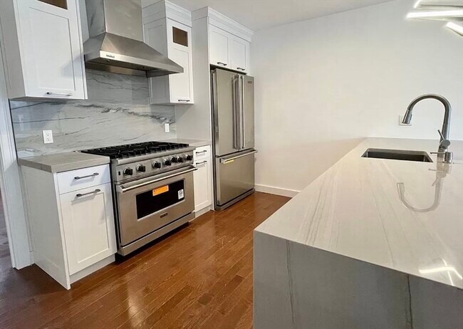 Building Photo - 187 London St