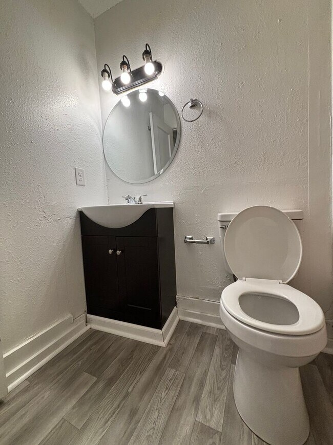 Building Photo - 2 bedroom 2 full bath 1 car garage availab...
