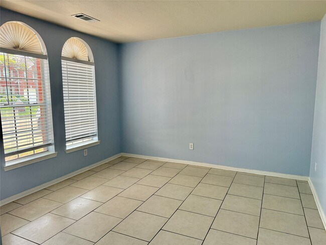 Foto del edificio - 14802 Bellflora Ct
