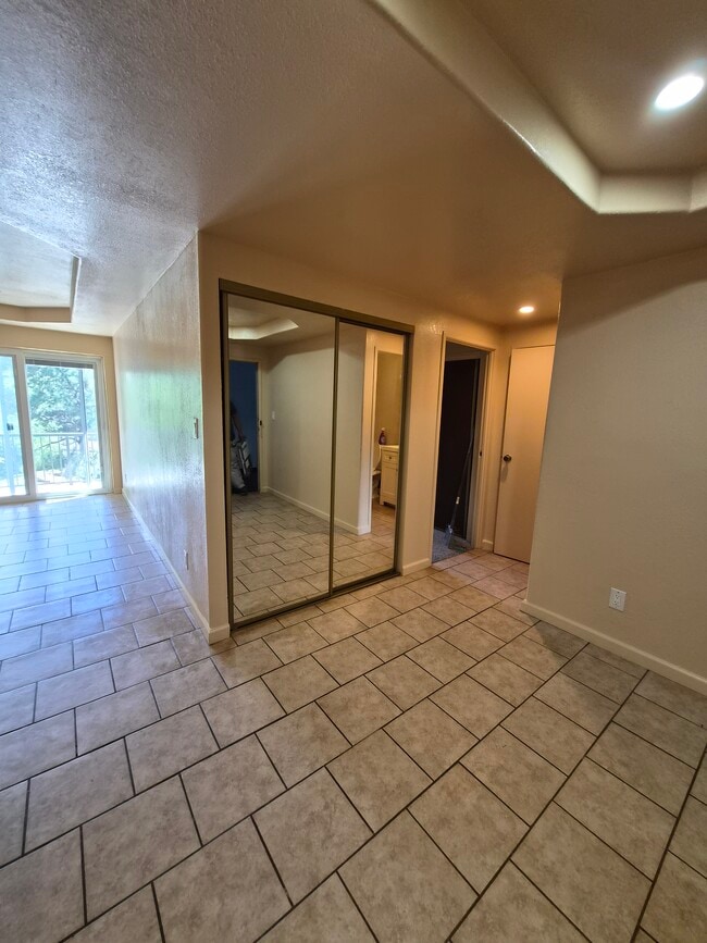 Building Photo - 1200 Golden Cir
