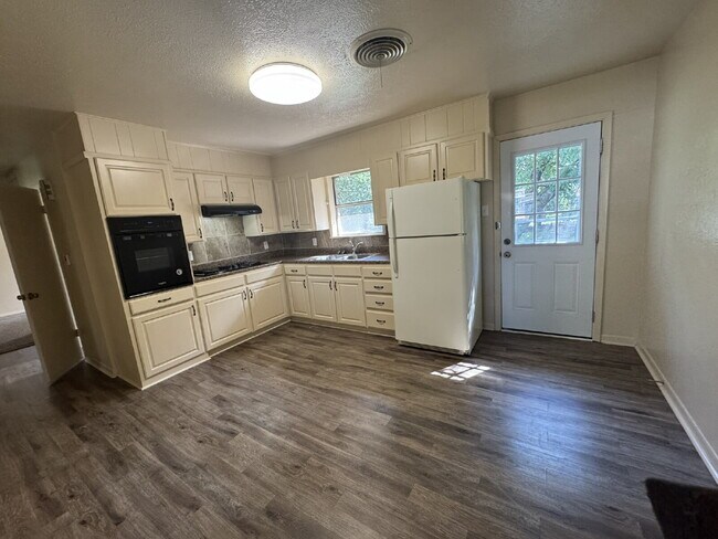 Building Photo - Good looking, updated 2 bedroom close to c...