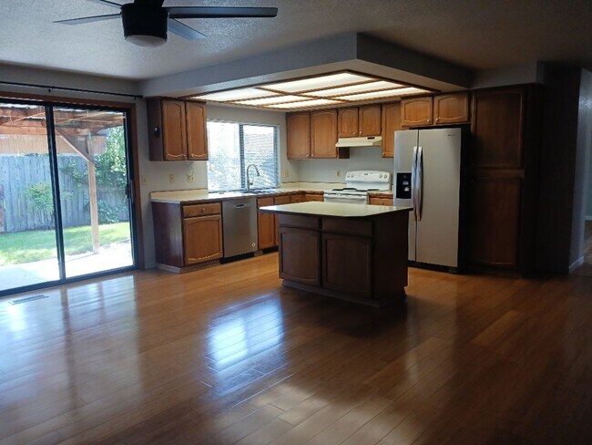 Foto del edificio - Introducing a meticulously maintained 3 bedroom, 2 bath gem!