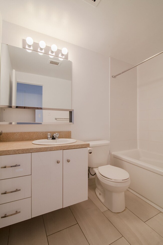 Building Photo - 900 Av. Rockland