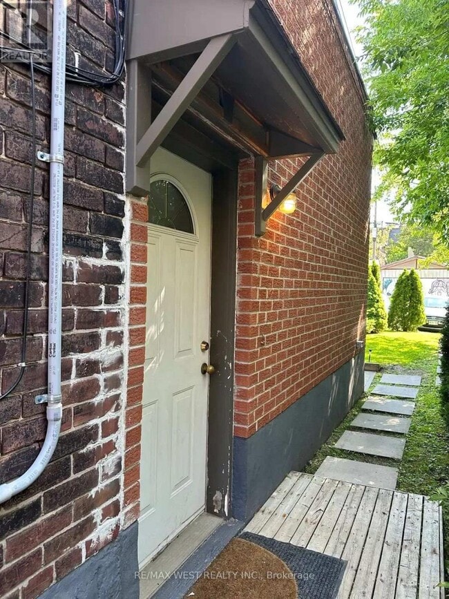 Building Photo - 563 Ossington Ave