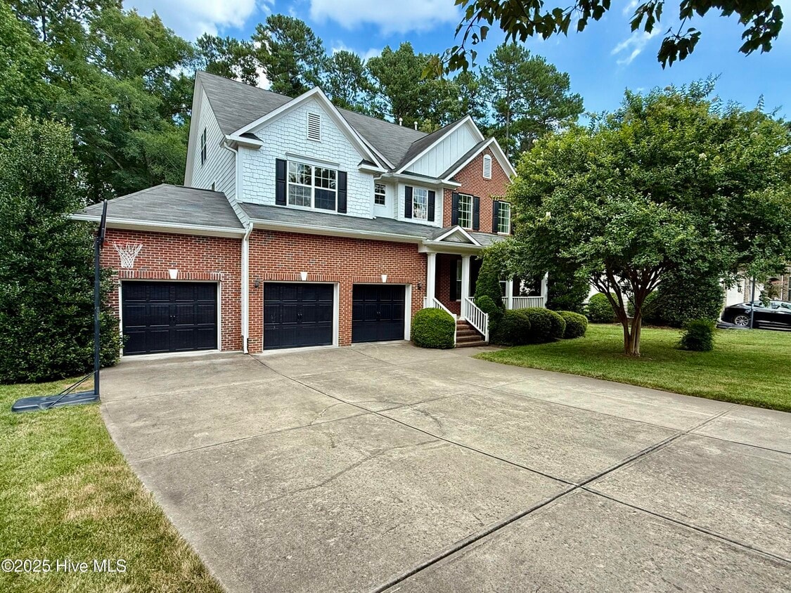 Primary Photo - 410 Harkness Cir