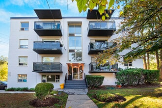 Building Photo - 327 Chisholm