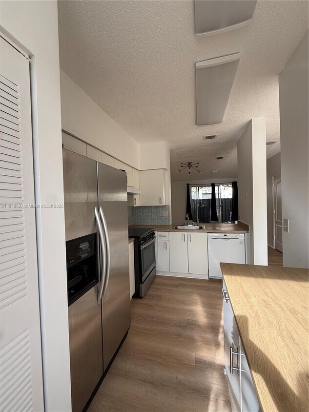 Foto principal - 835 NE 212th Terrace