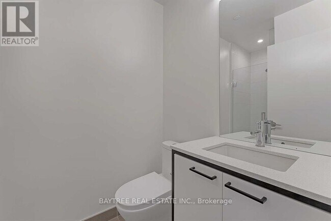 Photo du bâtiment - 1808 St Clair Ave W