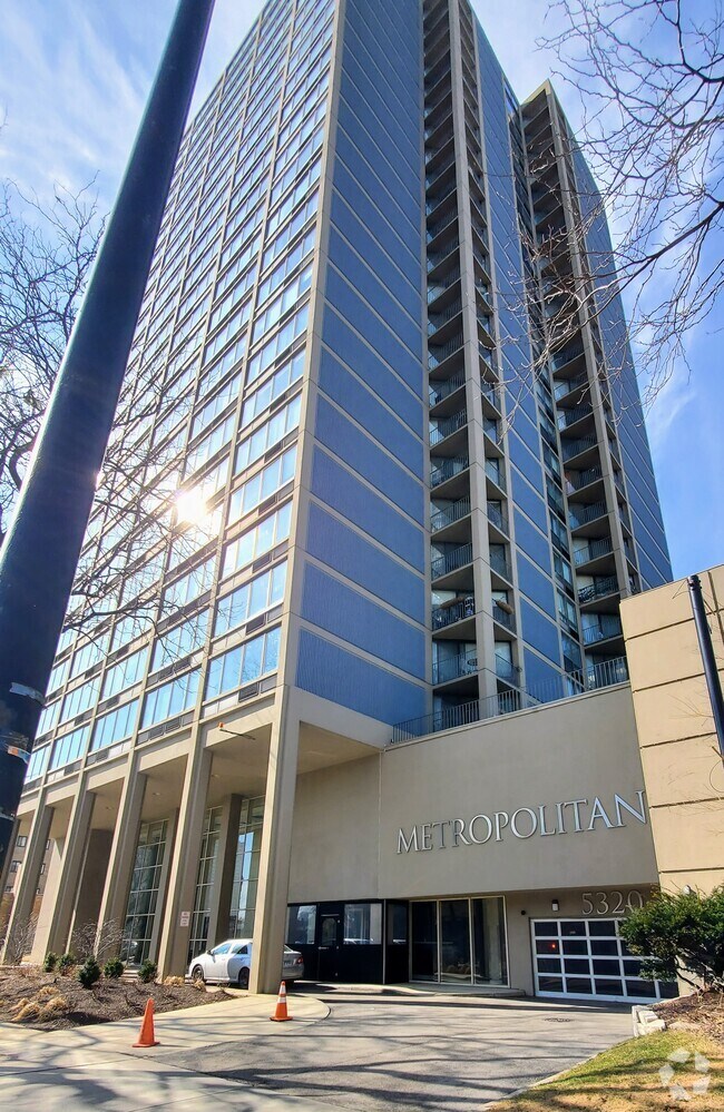 Building Photo - 5320 N Sheridan Rd