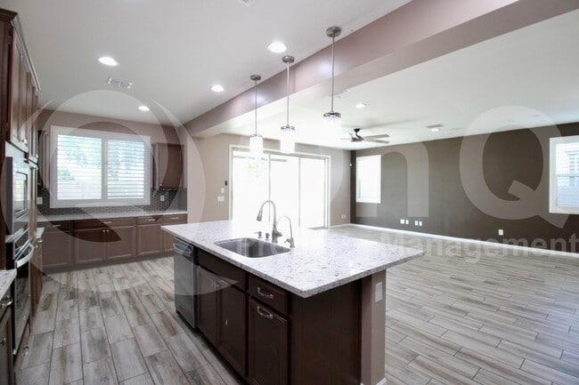 Building Photo - 3080 S Jasmine Dr