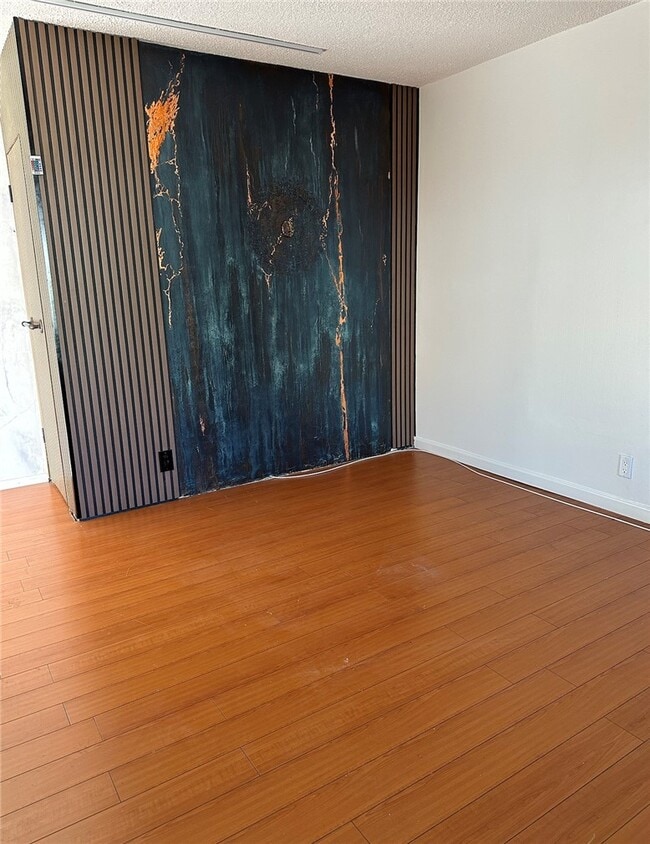 Building Photo - 6643 De Longpre Ave