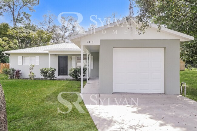 Foto del edificio - This charming home is ready for your personal touch!