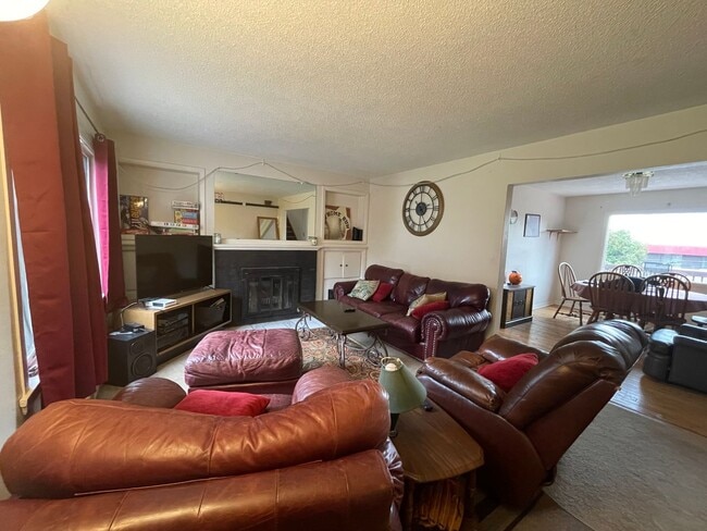 Building Photo - AVAILABLE JUNE - 5 Bed 2 Bath w/Beautiful ...