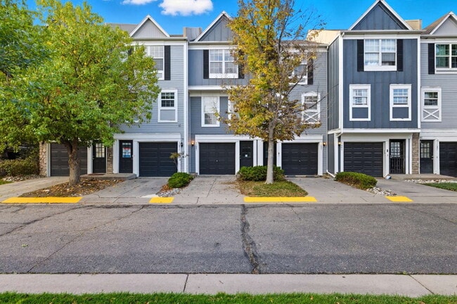 Beautiful Townhome in Aurora - Available Immediately! - Beautiful Townhome in Aurora - Available Immediately!