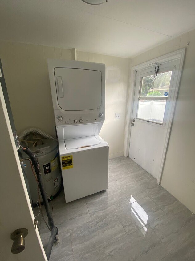 Foto principal - 3 bed, 1 Bath St. Petersburg FL