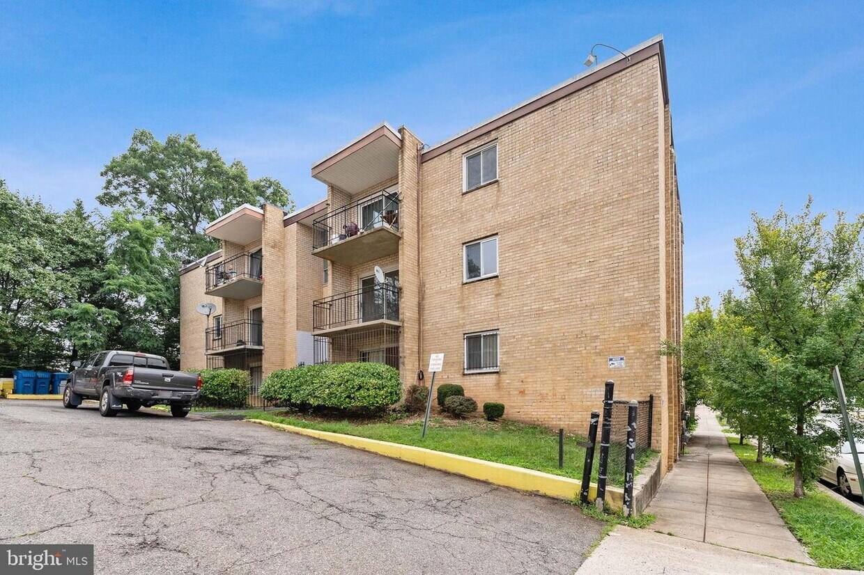 Foto principal - Beautiful hardwood floors and new appliances!