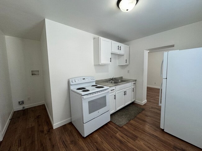Building Photo - Large newly remodeled one bedroom one bath apartment for lease now.  Apply Today!
