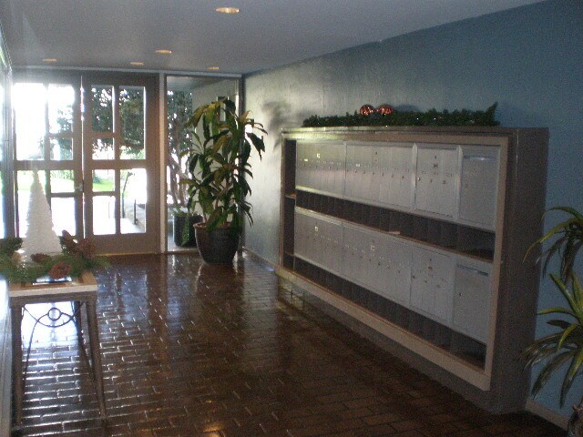 Building Photo - 1215 N Olive Dr