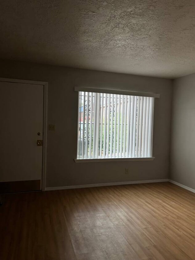 Foto principal - 8300 Marquette Ave NE