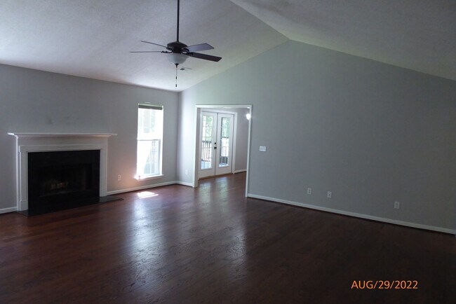 Building Photo - Spacious Home in Million Dollar Lakes